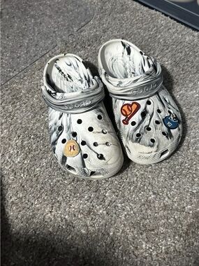 CROCS Kids Marble-Pattern Clogs in White and Black